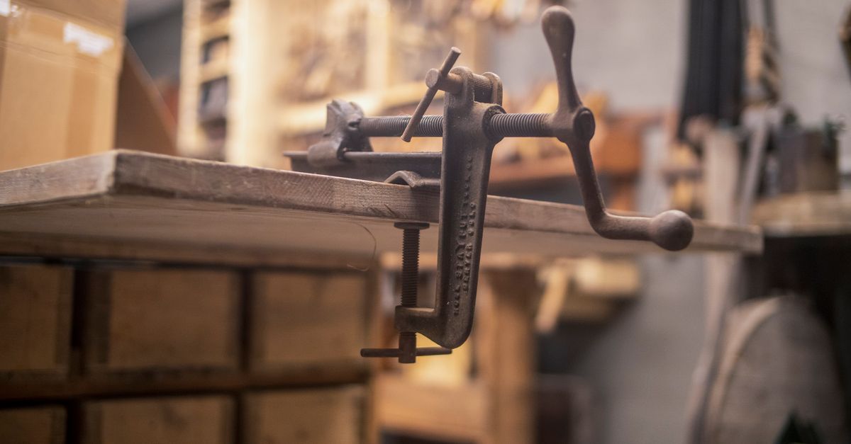 Alternateur posé sur un établi d'atelier, vu de près