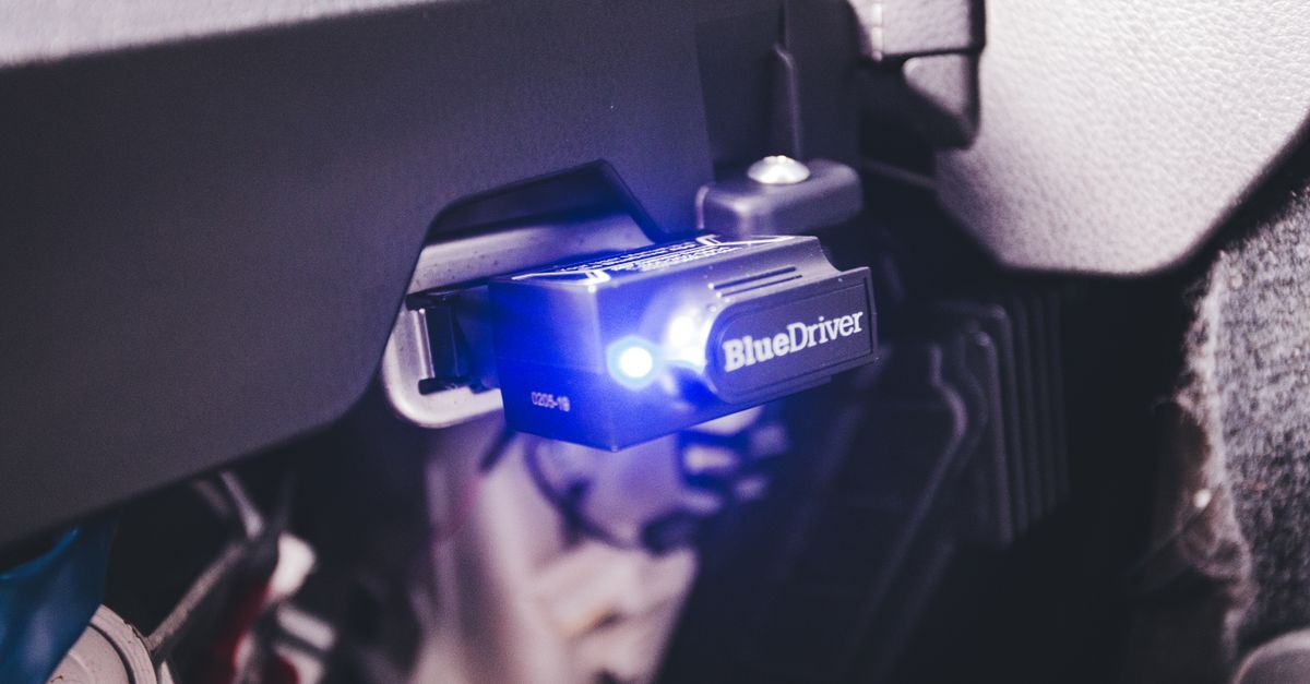 Appareil de diagnostic branché sur la prise OBD d'un véhicule